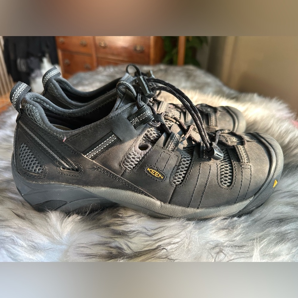 Keen Steel toe men’s 10.5 quick tie brand new